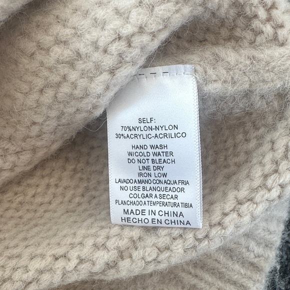 Chic Cream Sweater with Patterned Sleeves - Picture 3 of 6